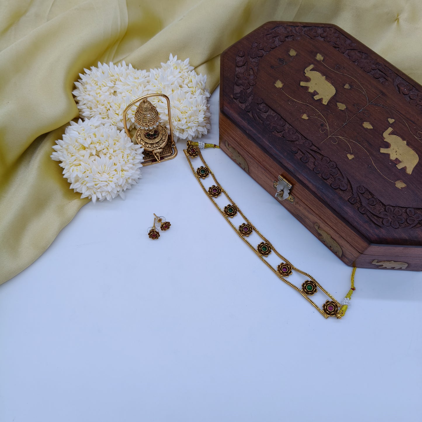 Flower motifs choker