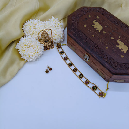 Flower motifs choker