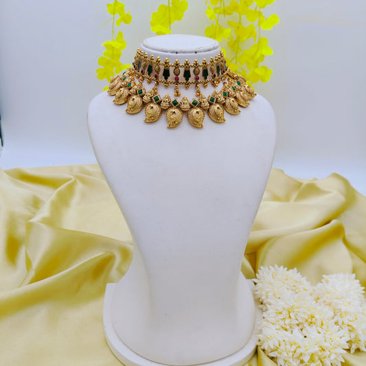 Choker and traditional manga combo