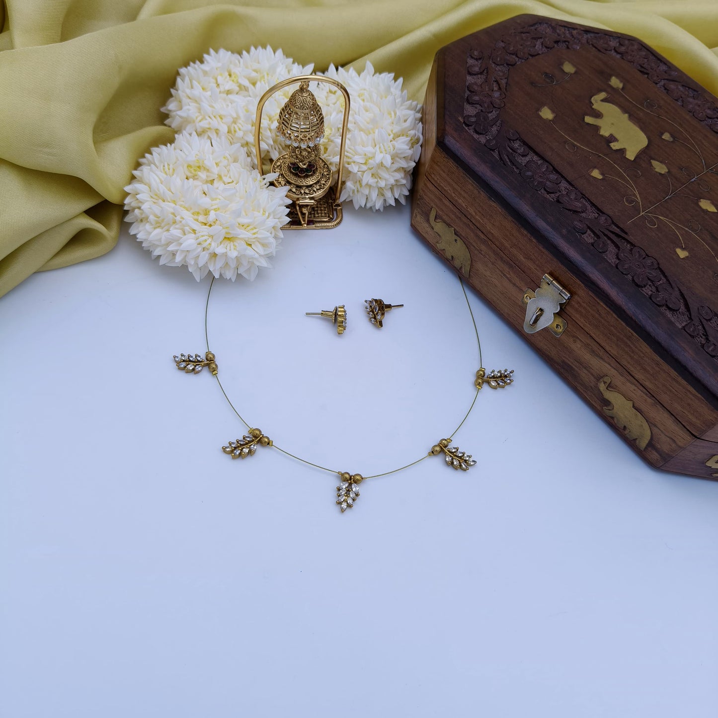 AD leaf invisible necklace
